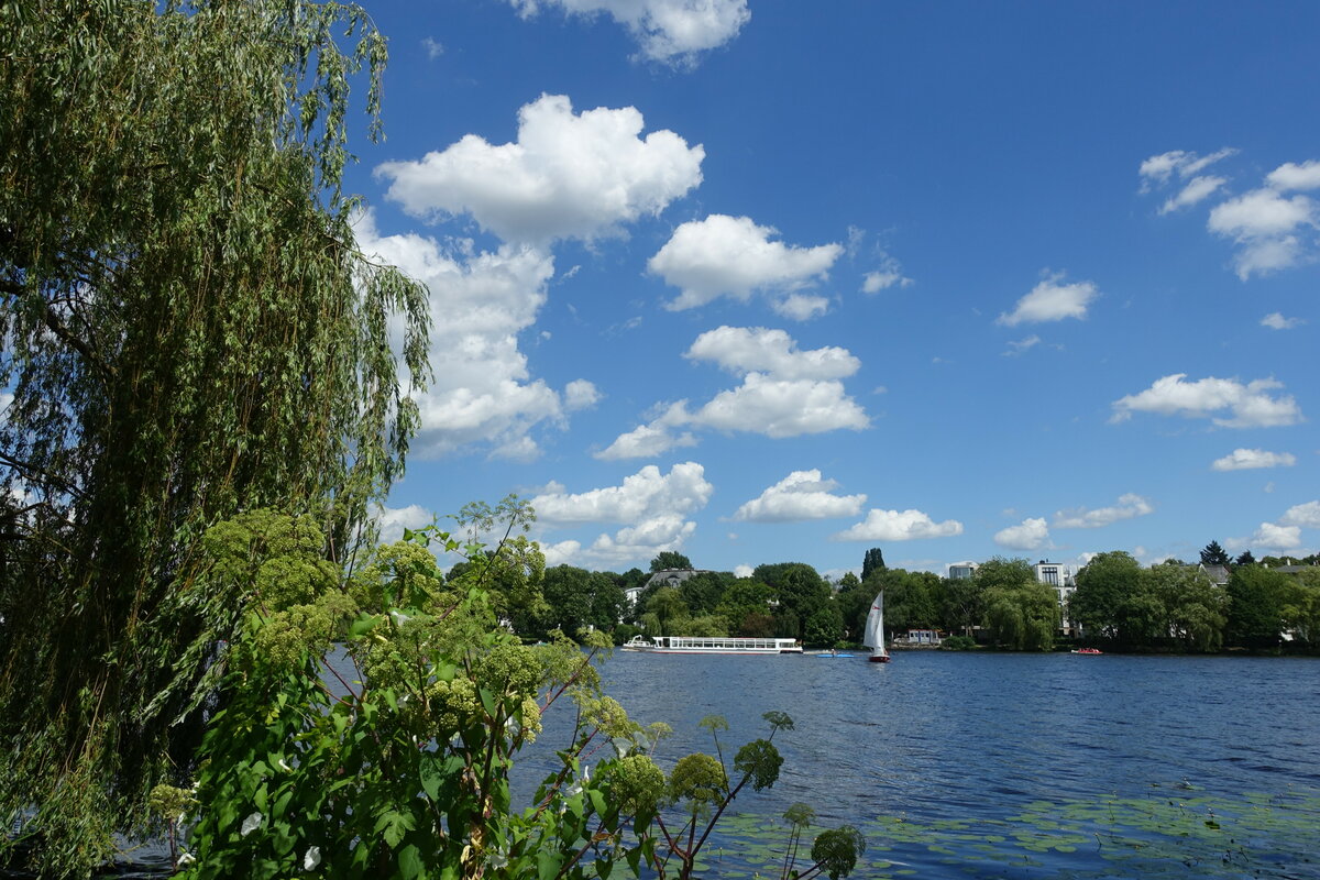 Hamburg am 7.7.2021: Sommerwolken über der Außenalster /