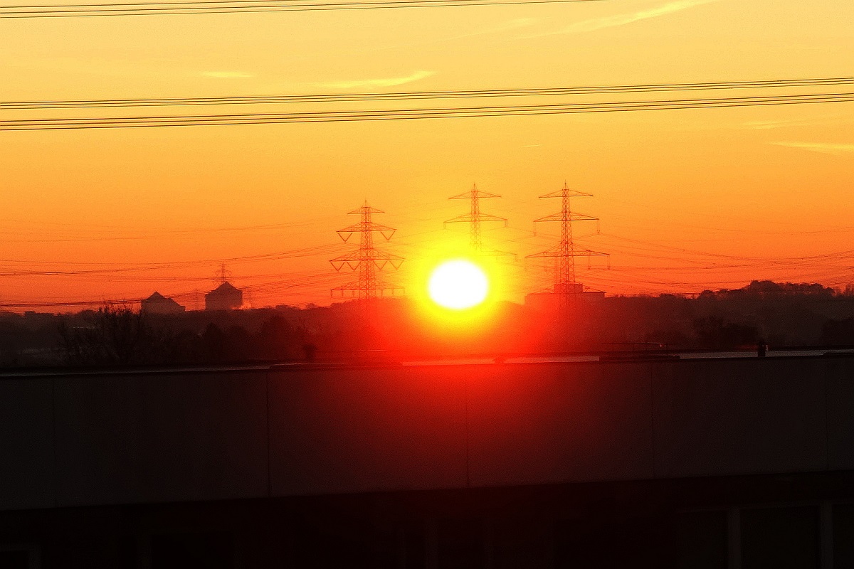 Hamburg am18.12.2022: Sonnenaufgang am östlichen Stadtrand /