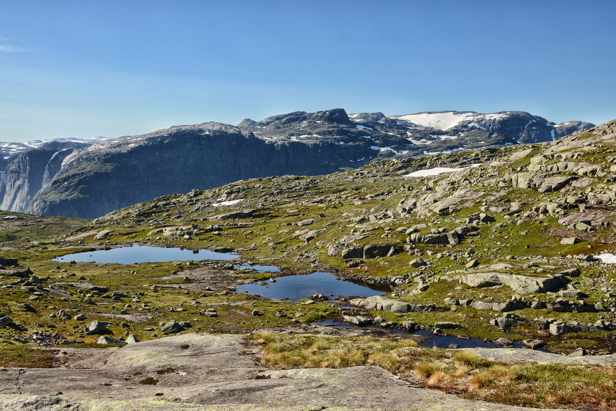 Hardanger - Norwegen: Bergsee zwischen Skjeggedal und Trolltunga. Aufnahme: 8. Juli 2018.