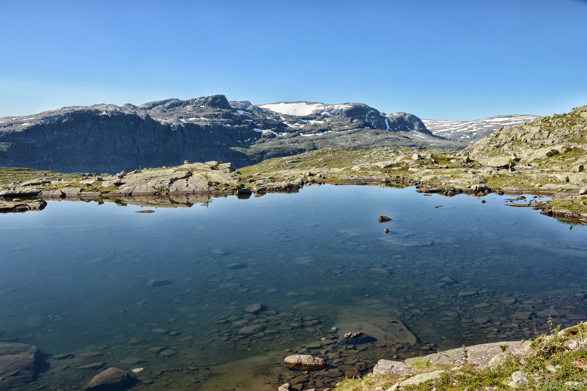 Hardanger - Norwegen: Bergsee zwischen Skjeggedal und Trolltunga. Aufnahme: 8. Juli 2018.