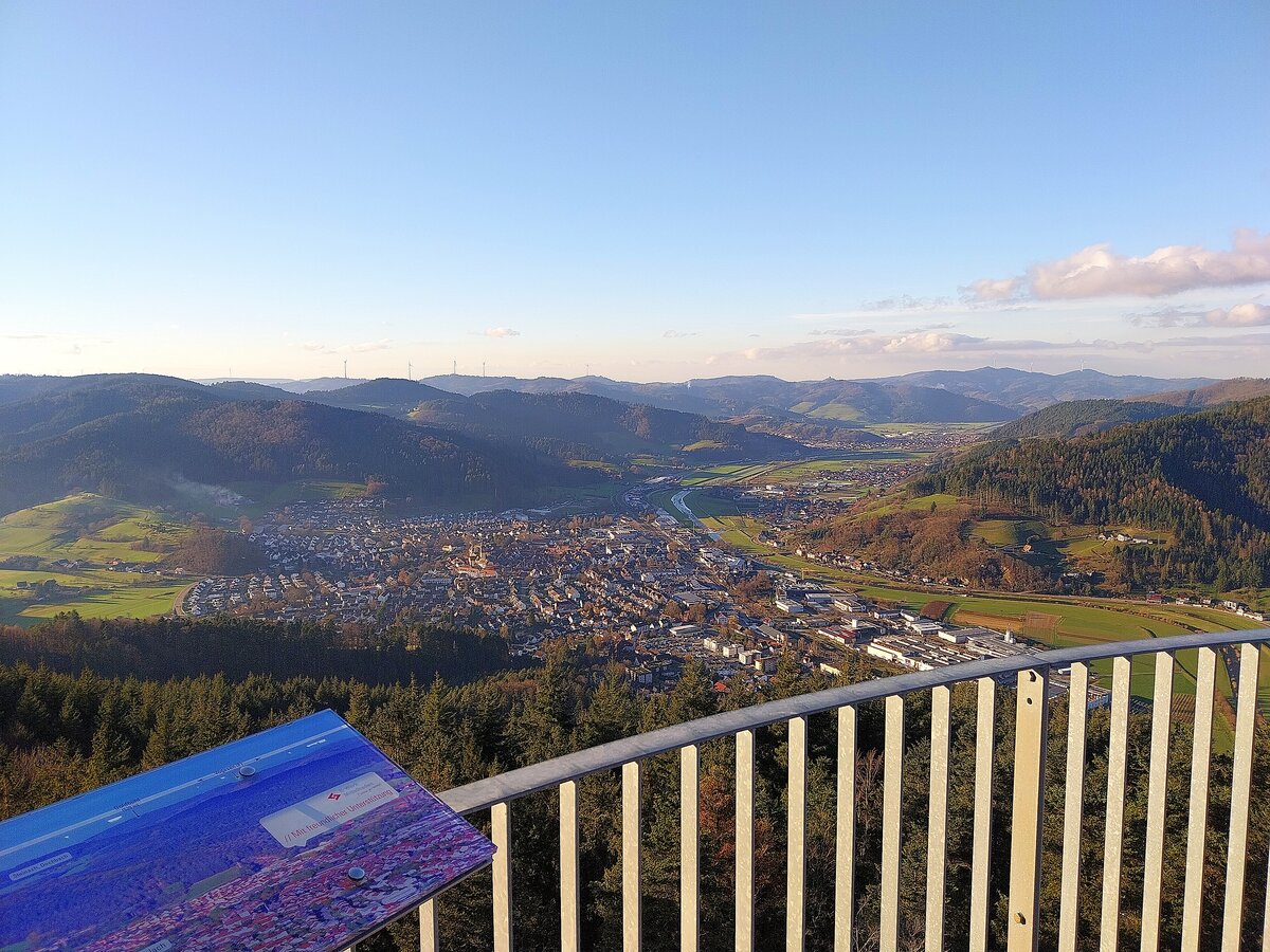 Haslach, Blick vom Urenkopfturm ins Kinzigtal im mittleren Schwarzwald, im Vordergrund liegt Haslach, Dez.2023