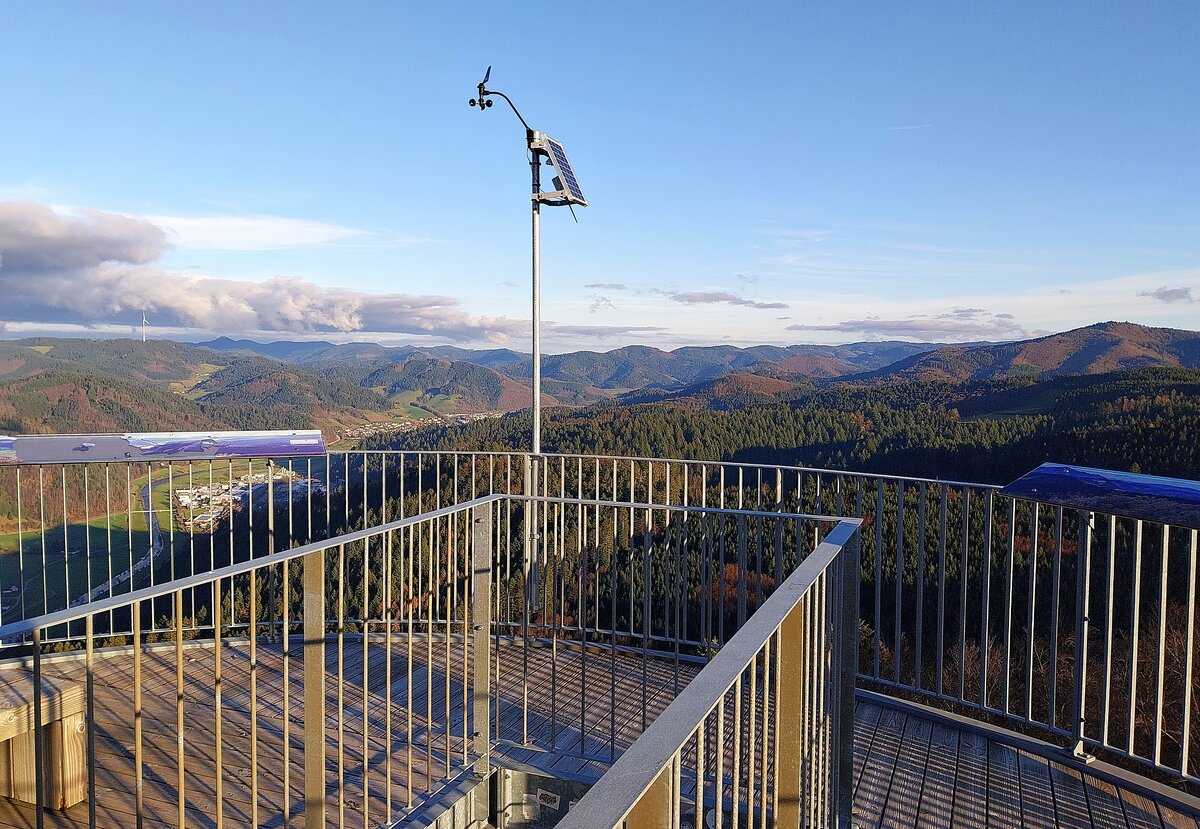 Haslach, Blick vom Urenkopfturm ins Kinzigtal Richtung Süd-Ost und auf die Berge des mittleren Schwarzwaldes, Dez.2023