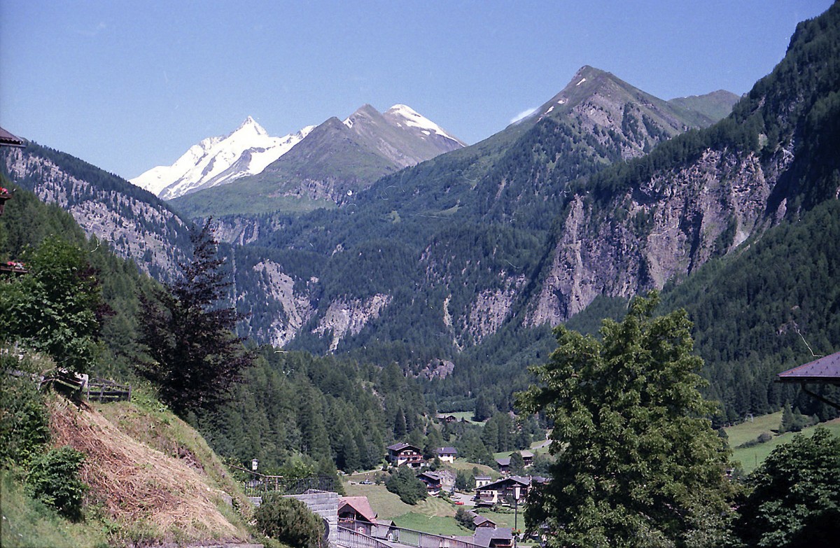 Heiligenblut mit dem Großglockner (3.798 Meter) im Hintergrund. Aufnahme: Juli 1984 (digitalisiertes Negativfoto).