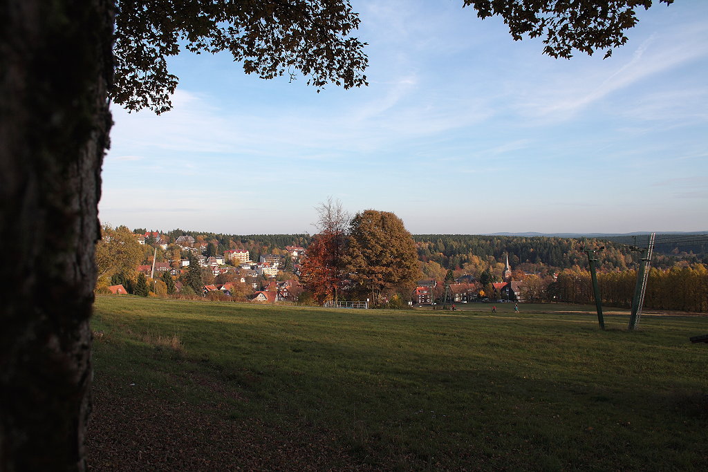 Herbstliches Braunlage im Bodetal, am Horizont rechts Bergreihen des Ostharzes; Aufnahme vom spten Nachmittag des 22.10.2013 von der Herzog-Johann-Albrecht-Strae...