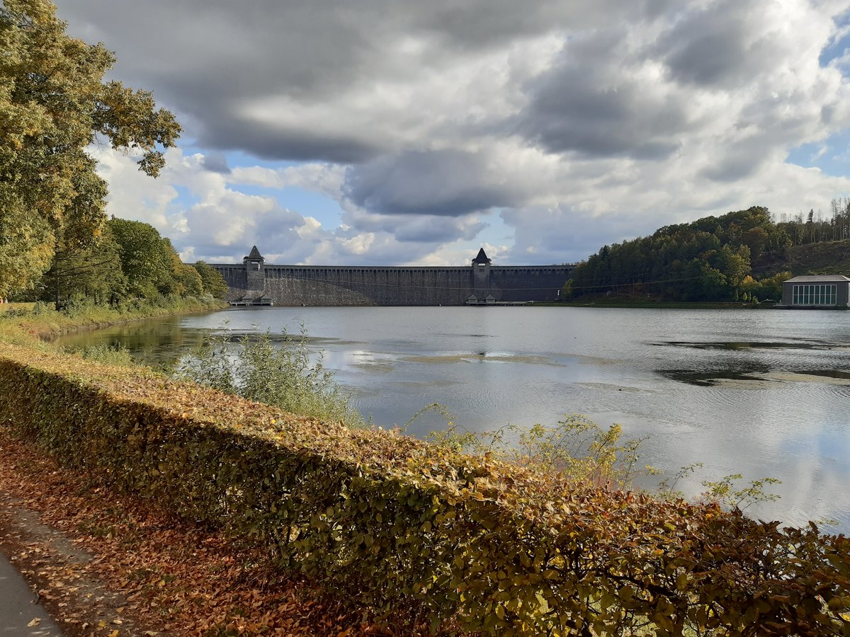 Herbststimmung an der Staumauer der Möhnetalsperre am 30.09.2020 aufgenommen vom Ausgleichsweiher in Möhnesee-Günne (Kreis Soest).