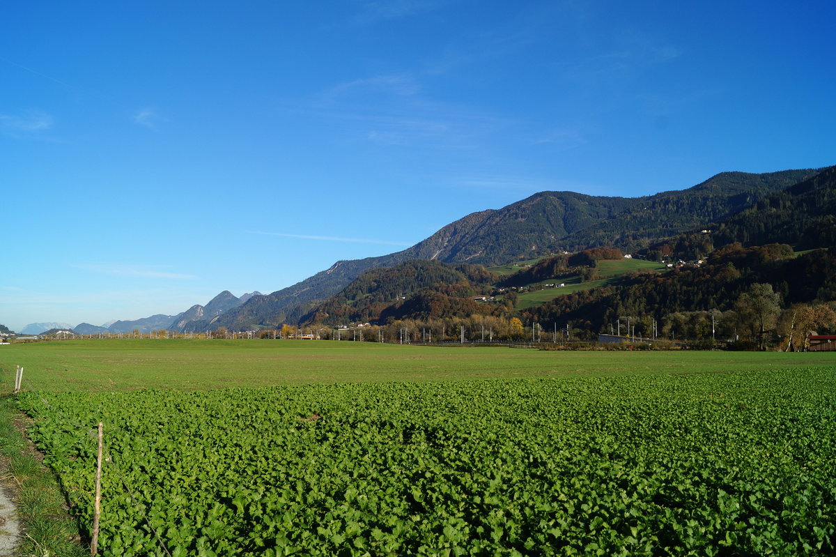 Herbststimmung im Tiroler Unterinntal: Blick von Stans bei Schwaz in Richtung Südosten (Gallzein). Im Vordergrund wird ein Feld zum Gemüseanbau genützt, im Hintergrund erkennt man die neue Trasse der Unterinntalbahn. 26.10.2018.