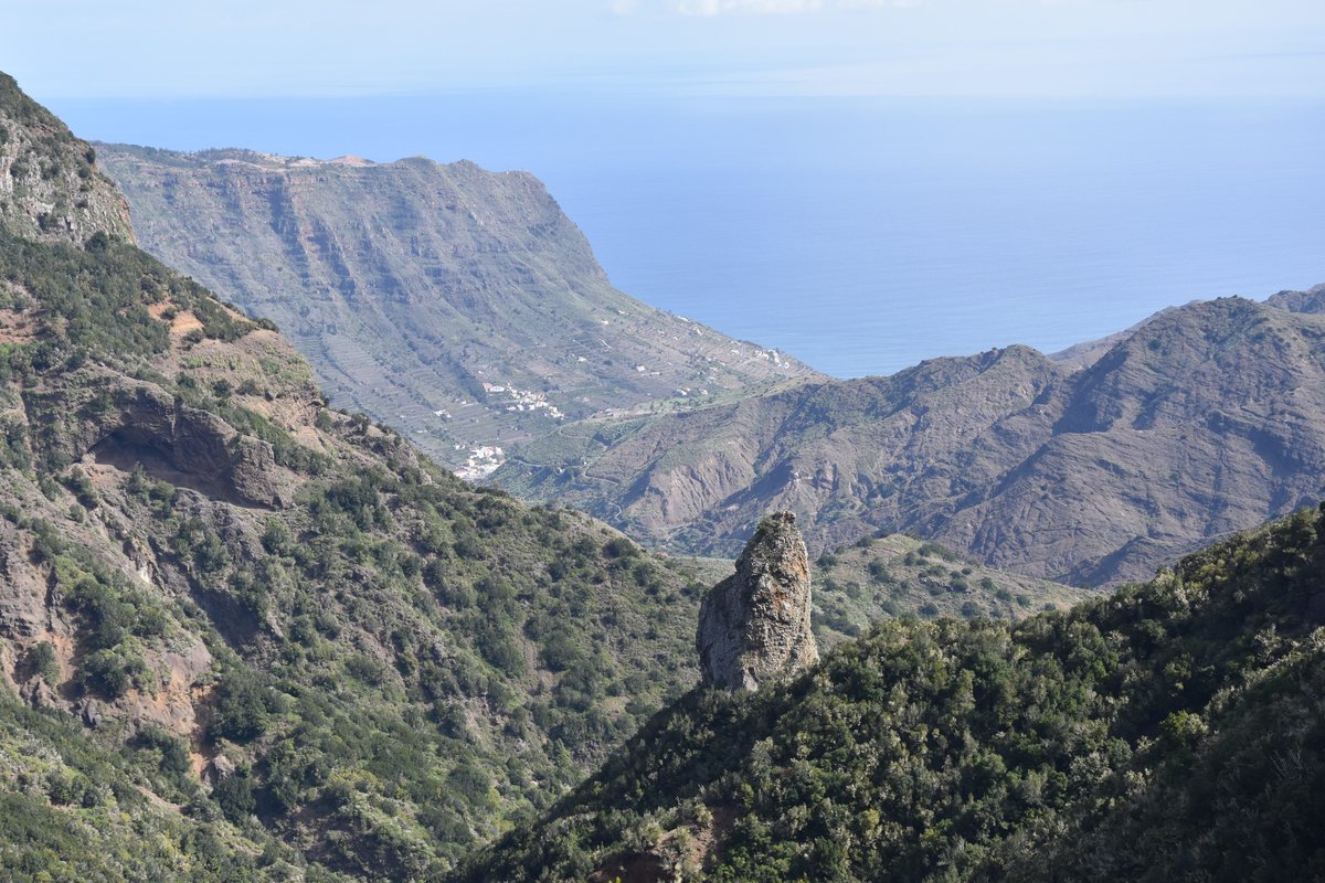 HERMIGUA, 30.03.2016, Blick vom Aussichtspunkt Mirador La Carbonera in Richtung Norden; man beachte den Felsen in Bildmitte und lasse seiner Phantasie freien Lauf