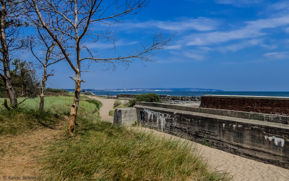 Hier befinden wir uns im Bereich der Seebrücke des Seebads Prora und blicken Richtung Fährhafen Sassnitz Mukran. (26.07.2014)