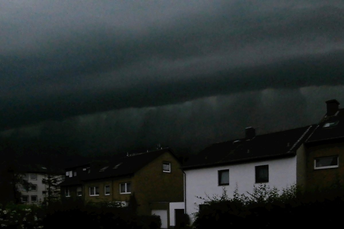 Hier kommt gerade das Unwetter vom 9.6.15 von Belgien kommend auf Grevenbroich zu. Unter der Wolkenwand erkennt man schon den Regen. Schon von weitem wusste man dass hier etwas großes auf einem zu kommt, denn es blitzte in der Entfernung im Sekundentakt. Mit ca. 133km/h zog der Sturm über Grevenbroich hinweg und entwurzelte etliche Bäume und legte den Bahnverkehr in Grevenbroich für 2-3 Tage komplett lahm.
Nach dem schwülen Tagen zogen ingesamt ca. 5 Gewitter in 3 Tagen über Grevenbroich hinweg. Dieses Unwetter war laut Angaben heftiger als Orkan Kyrill.
De Rond Hans und Jeanny haben wir bei der Bildbearbeiten geholfen.

Grevenbroich 09.06.2014