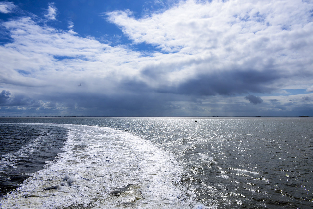 Himmel und Wattenmeer zwischen Dagebüjl Und Föhr. Aufnahme: 3. Juli 2019.