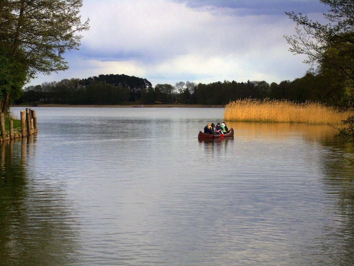 Hinter der Canower Schleuse erstreckt sich der Canower See, den gerade ein Kanu in östlicher Richtung befährt. [9.5.2017]