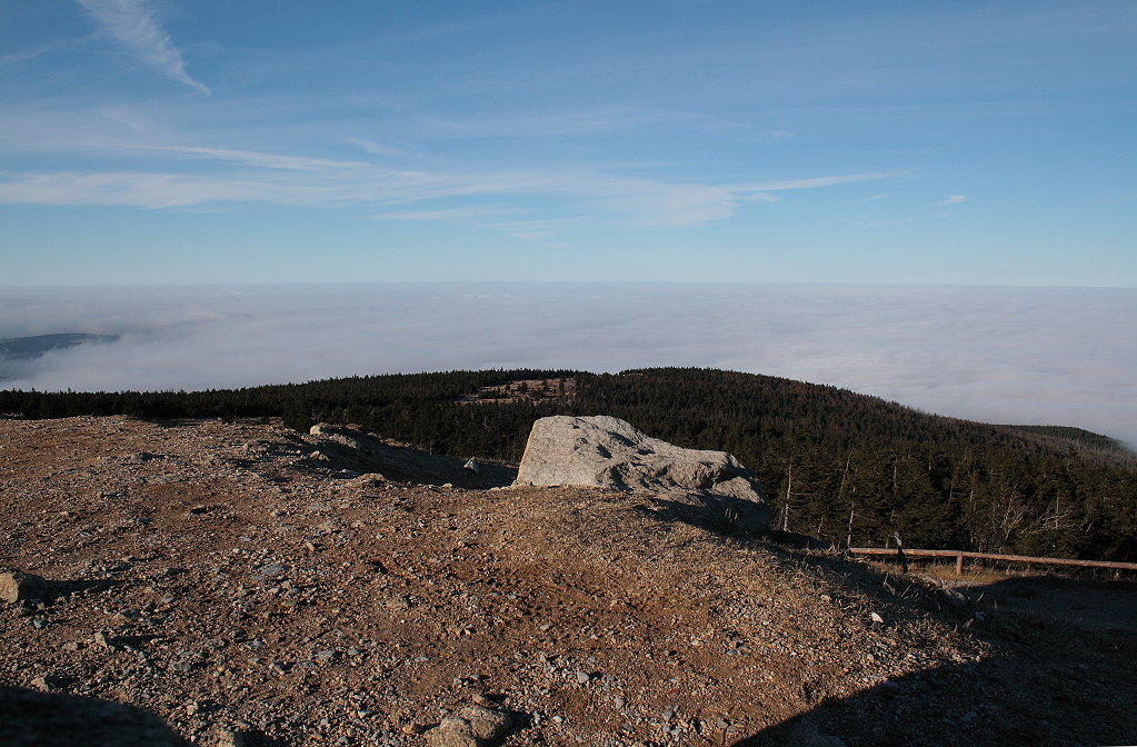 Hinter dem Kleinen Brocken liegt Norddeutschland heute unter einem endlosen Wolkenmeer; Aufnahme vom Nachmittag des 30.11.2014 vom Aussichtspunkt am Gipfelrundweg des Brocken...