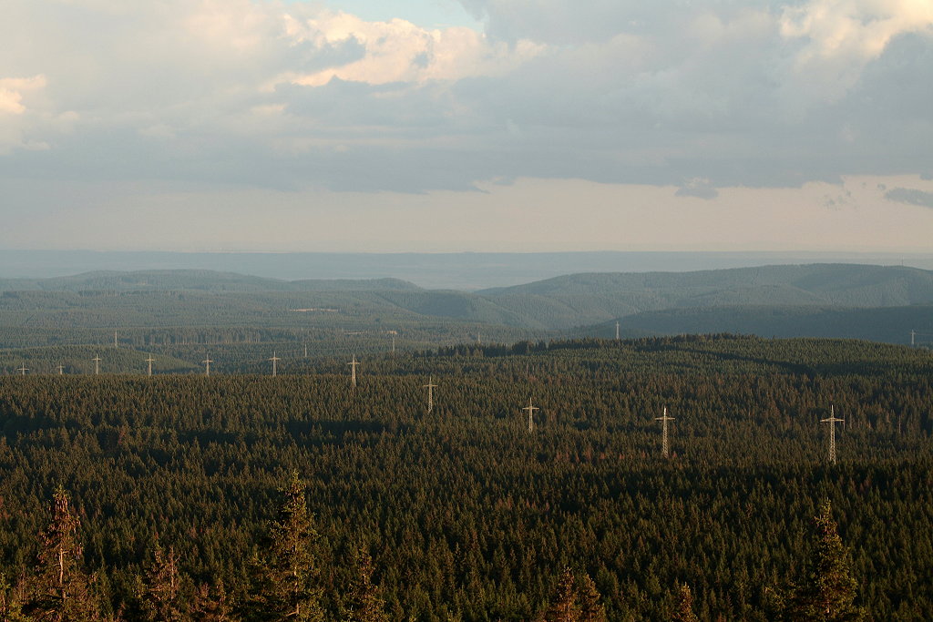 Hinter der Hochfläche und den Bergen des Südharzes die langgestreckte Hainleite und darüber am Horizont der Thüringer Wald; abendlicher Blick am 12.07. von der Felskanzel der Achtermannshöhe...