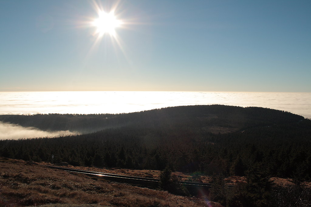 Hinter den Schienen der Brockenbahn ragt der Rücken des Königsbergs aus dem Nebelwolkenmeer; Aufnahme vom Nachmittag des 30.11.2014 auf dem Gipfelrundweg des Brocken...