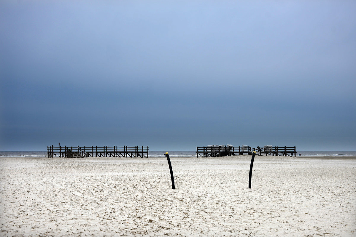 Hitzsand ist eine etwa 12 Kiloemeter lange und etwa 1 Kilometer breite Sandbank westlich der Ortschaft Sankt Peter-Ording auf der nordfriesischen Halbinsel Eiderstedt . Hitzsand wird als Strand genutzt, unter anderem auch zum Strandsegeln. Eine 1095 Meter lange Seebrücke führt auf die Sandbank.
Aufnahme: 20 Oktober 2020.