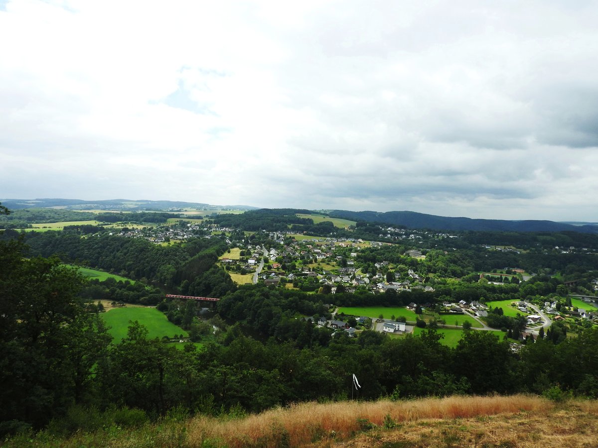 HOCH ÜBER DEM SIEGTAL BEI WINDECK-ROSBACH
Hoch über dem Siegtal bei WINDECK-ROSBACH bietet sich vom Aussichtspunkt
 ALTER STUHL ,auch Startpunkt für Gleitschirmflieger,ein herrlicher
Panoramablick über das SIEGTAL und die Höhenzüge von WESTERWALD/BERGISCHEM LAND...
Unten im Tal rollt gerade der S-Bahn-Zug KÖLN-AU über die Siegbrücke-am 23.6.2018

