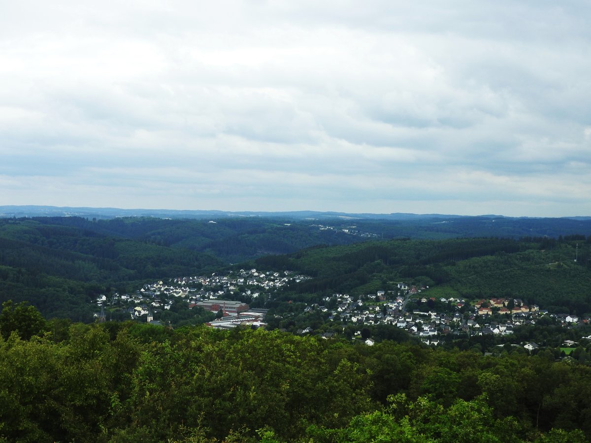 HOCH ÜBER DEM SIEGTAL BEI KIRCHEN-STADT DER JUNG-LOKOMOTIVEN
Am 10.7.2018 fällt von der Plattform des OTTOTURMS,einer 2010 neu erbauten und
18,59 Meter hohen Stahlkonstruktion,der Blick hinab ins Siegtal mit KIRCHEN,
der Stadt der in alle Welt exportierten JUNG-LOKOMOTIVEN...
Gut zu erkennen die Werkhallen der ehemaligen Lokschmiede,daneben die Türme von
katholischer und evangelischer Kirche mit den Höhenzügen des Westerwaldes
im Hintergrund....