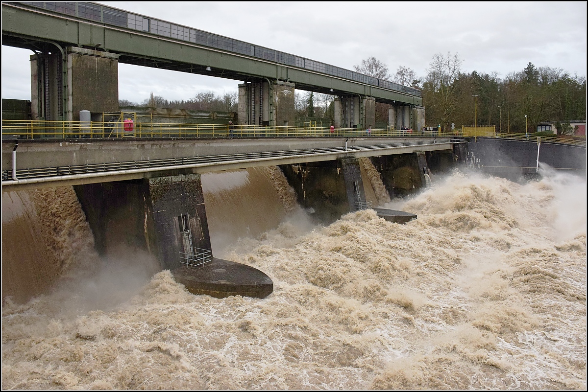 Hochwasser am Rhein am 5.1.2018, die geöffneten Wehre des Laufkraftwerks Ryburg-Schwörstadt. Blick auf die Wehre, die sich bereits in Rheinfelden AG, Schweiz befinden.