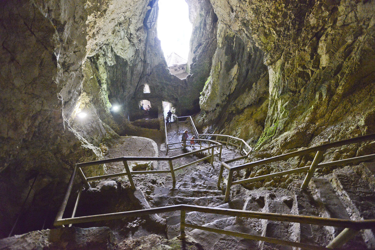 Höhlenportal hinter der Höhlenburg von Predjama in Slowenien. Aufnahme: 27. Juli 2016.