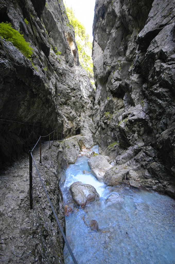 Höllentalklam - Der außerhalb der Klamm eher unscheinbare Hammersbach schwillt in der sehr engen (schätzungsweise 2 bis 5 m) und hohen (ca. 150 m) Felsschlucht zu einem reißenden Wildbach an. Aufnahme: Juli 2008.