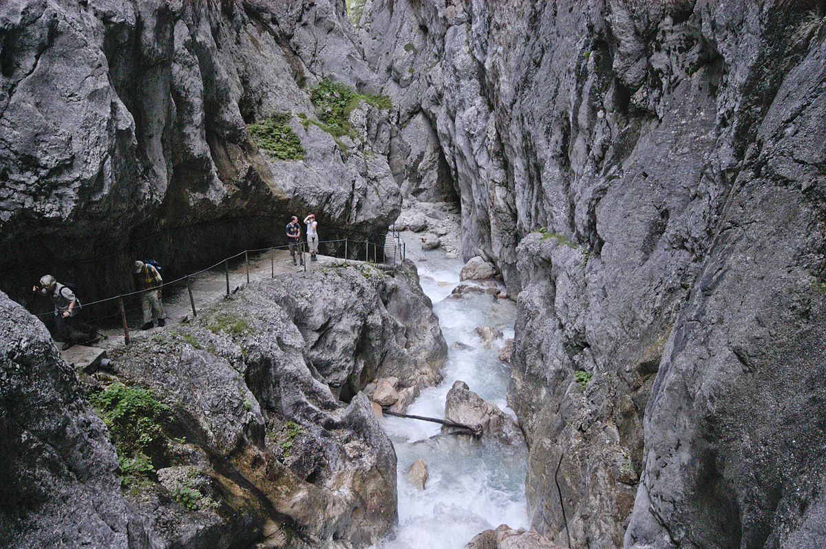 Höllentalklamm - Ab der Eingangshütte hat man unter großem Aufwand einen sicheren Weg geschaffen, der zu großen Teilen durch in den Fels geschlagene Tunnel von etwa 1 Meter Breite und maximal 2 Meter Höhe führt. Aufnahme: August 2008.