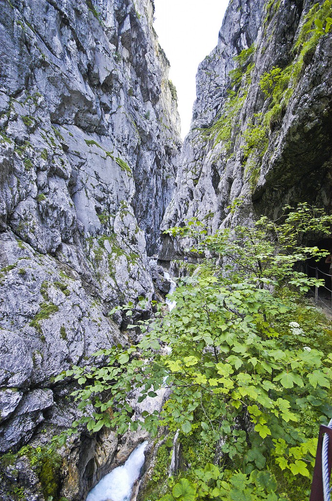 Höllentalklamm am Eingangsbereich. Aufnahme: Juli 2008.