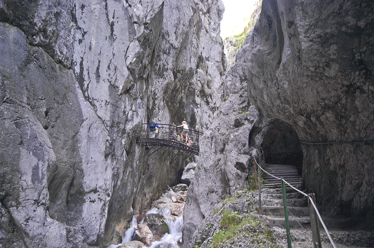 Höllentalklamm - An der Höllentaleingangshütte verzweigen verschiedene Steige, die in Richtung Zugspitze, Osterfelderkopf und Alpspitze oder auf weitere anspruchsvolle Ziele des Wettersteingebirges führen. Aufnahme: August 2009. Aufnahme: August 2009.