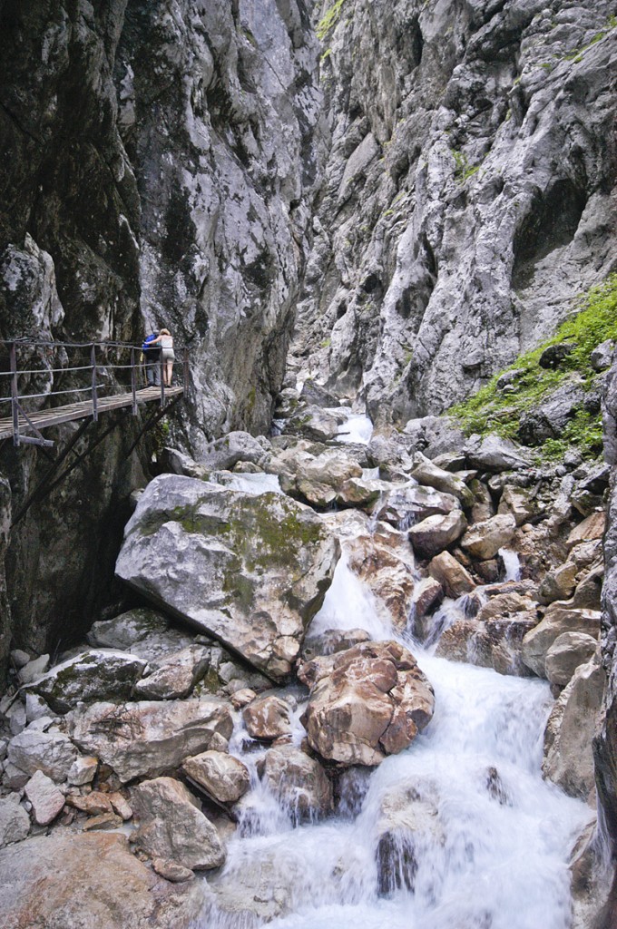 Höllentalklamm - Beginnend an der Höllentalklamm-Eingangshütte erstreckt sich der Weg über gut 700 m durch die imposante Klamm. Aufnahme: August 2009.