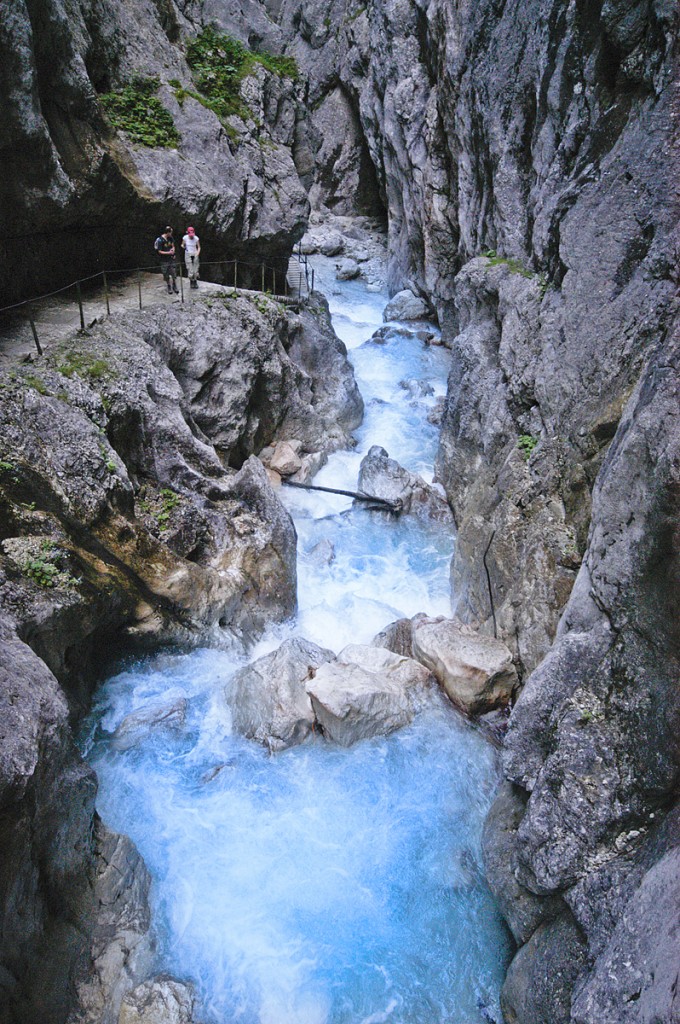 Höllentalklamm - Die Höllentalklamm ist nur im Sommer geöffnet. Im Winter werden Lawinengefahr die Brücken und Steganlagen abgebaut und die Höllentalklamm geschlossen.Aufnahme: August 2008.