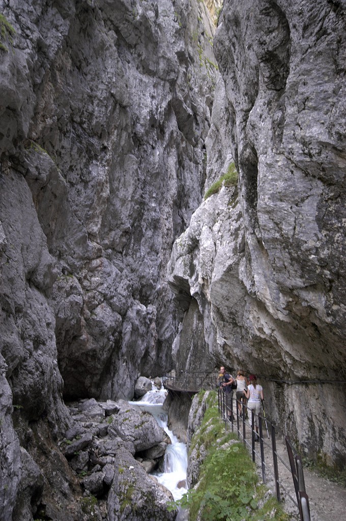 Höllentalklamm südlich von Garmisch-Partenkirchen. einen Namen verdankt das Tal der beeindruckenden Höllentalklamm. Die gut zugängliche, etwa 1km lange Klamm bietet eine einzigartige, bizarre Landschaft und erlaubt tolle Einblicke in die Gewalten der Natur. Aufnahme: Juli 2008.