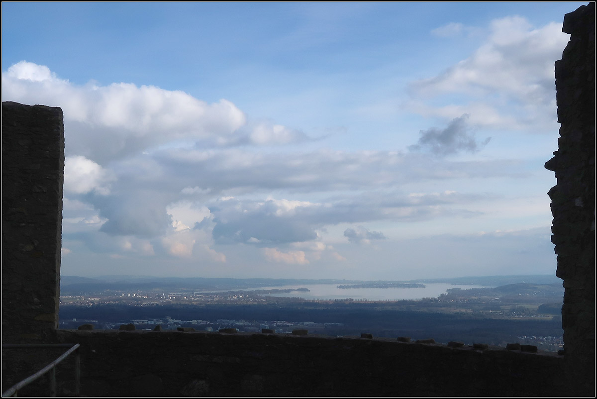 Hohentwiel, Bodenseeblick -

Blick von der Festung Hohentwiel bei Singen zum Bodensee, konkreter zum Zellersee mit der Insel Reichenau.

04.02.2018 (M)