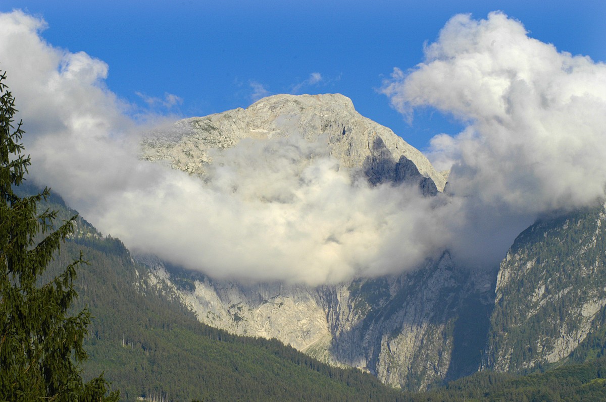 Hoher Göll von der Jugendherberge in Berchtesgaden aus gesehen. Aufnahme: Juli 2008.