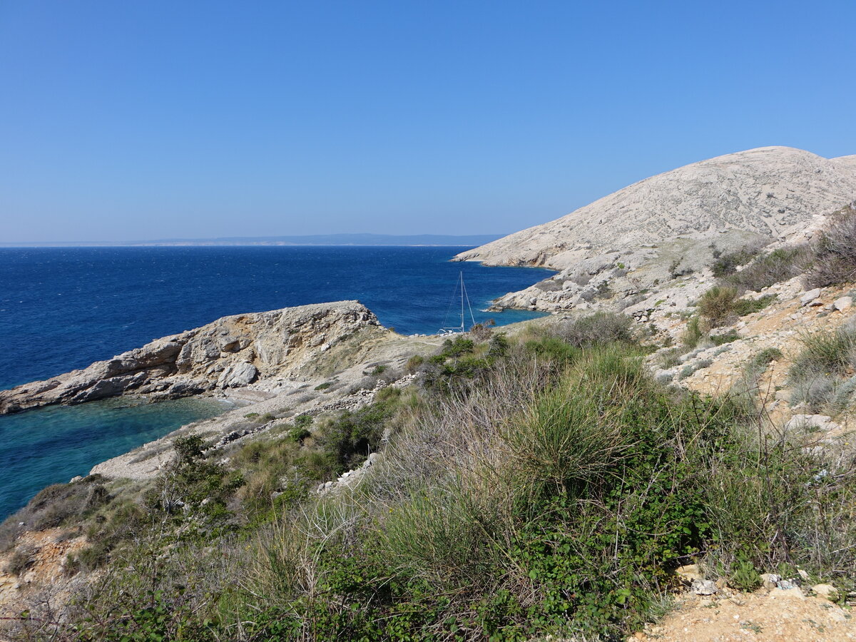 Hügel an der Küste der Insel Krk bei Stara Baska (30.04.2017)