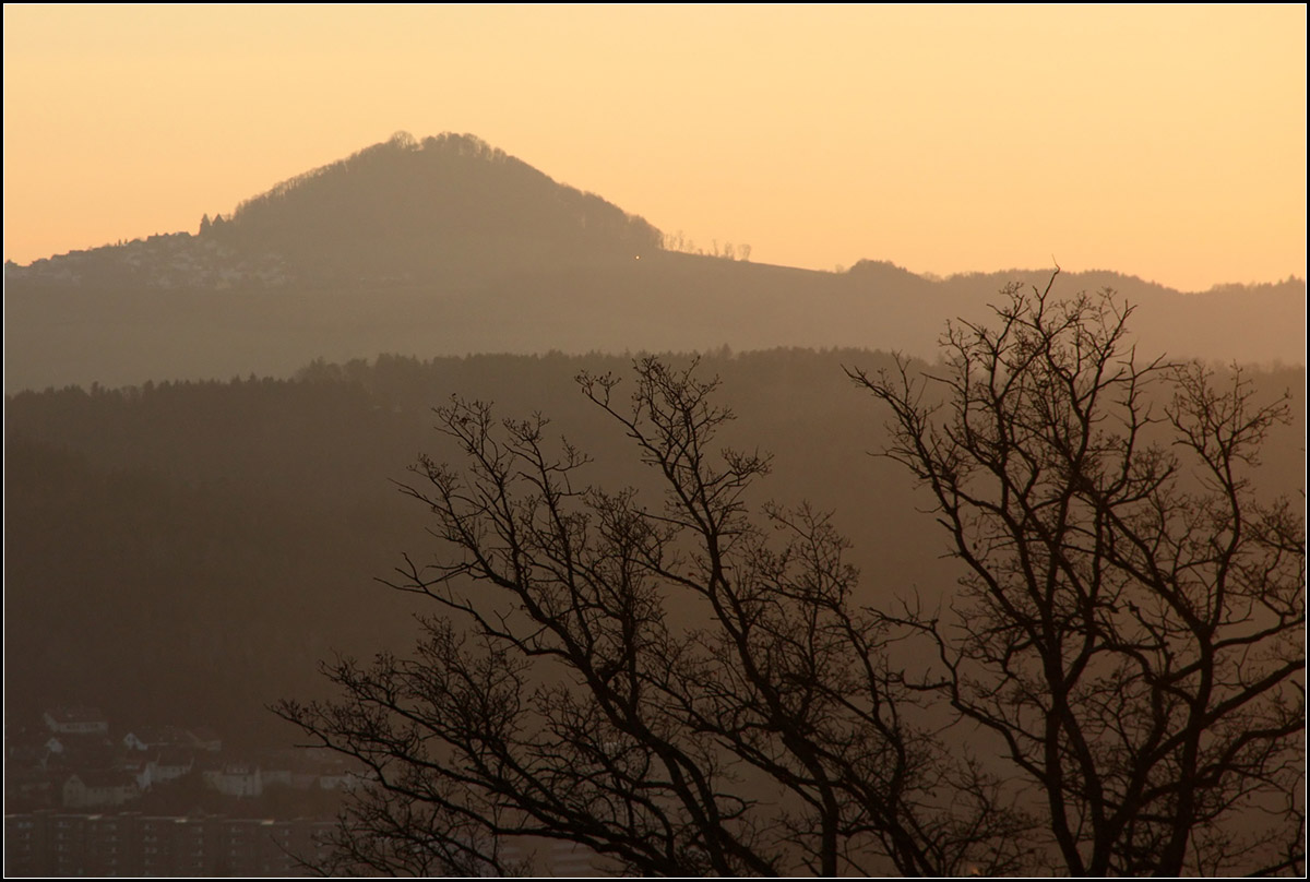 Im Abendlicht -

Der Hohenstaufen über Schwäbisch Gmünd -

14.12.2015 (M)

