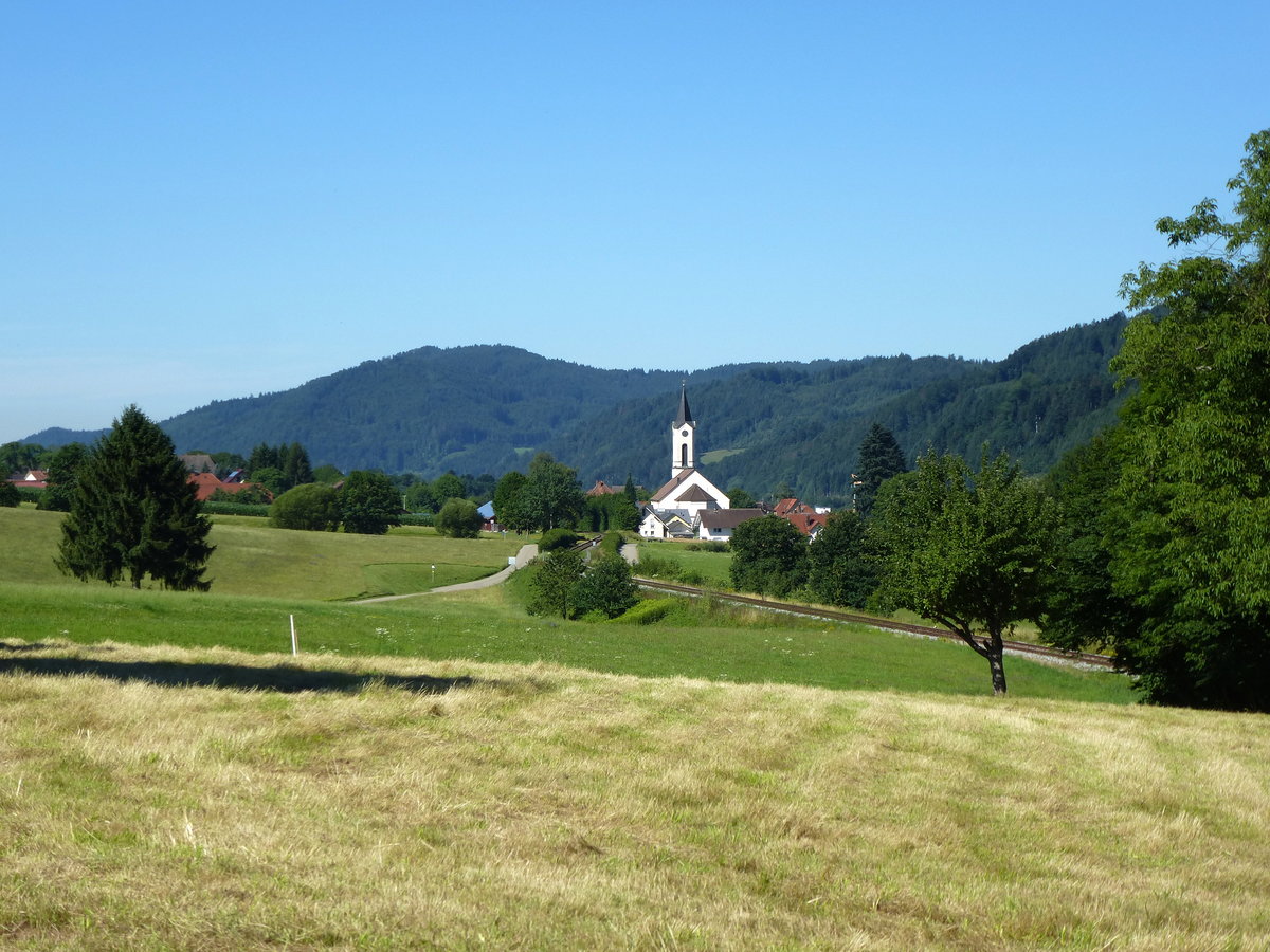 Im Elztal/Schwarzwald, mit Blick auf den Ort Oberwinden, Juli 2017