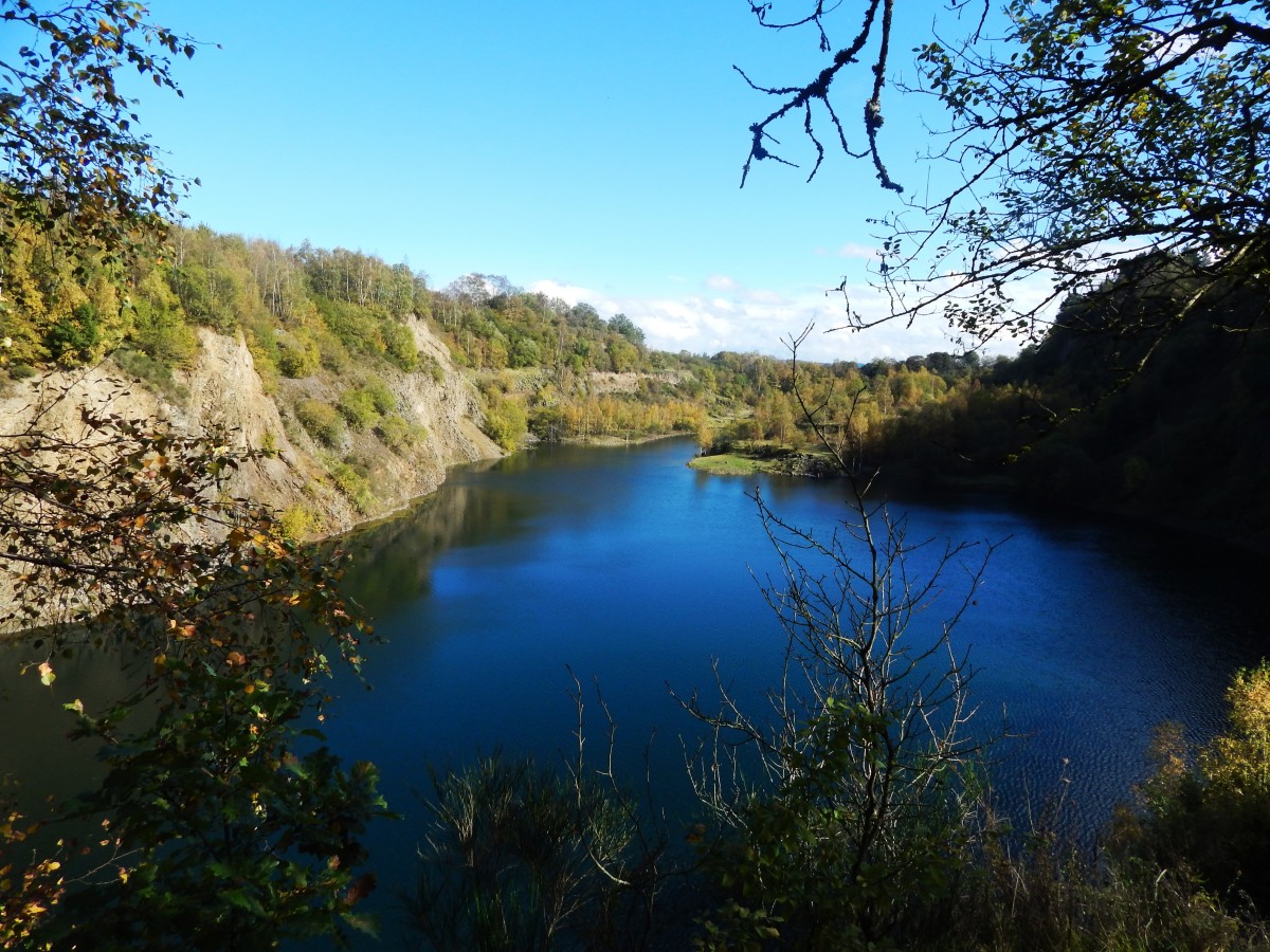 Im Grenzgebiet zwischen WESTERWALD und SIEGERLAND liegt hoch über dem Städtchen
HERDORF der SILBERSEE,ehemaliger Basalt-Steinbruch und heute Naturreservat für
geschützte Tiere und Pflanzen,hier am 14.10.2014