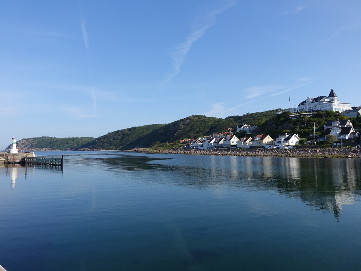 Im Hafen von Mölle mit Grand Hotel auf dem Hügel (13.06.2015)