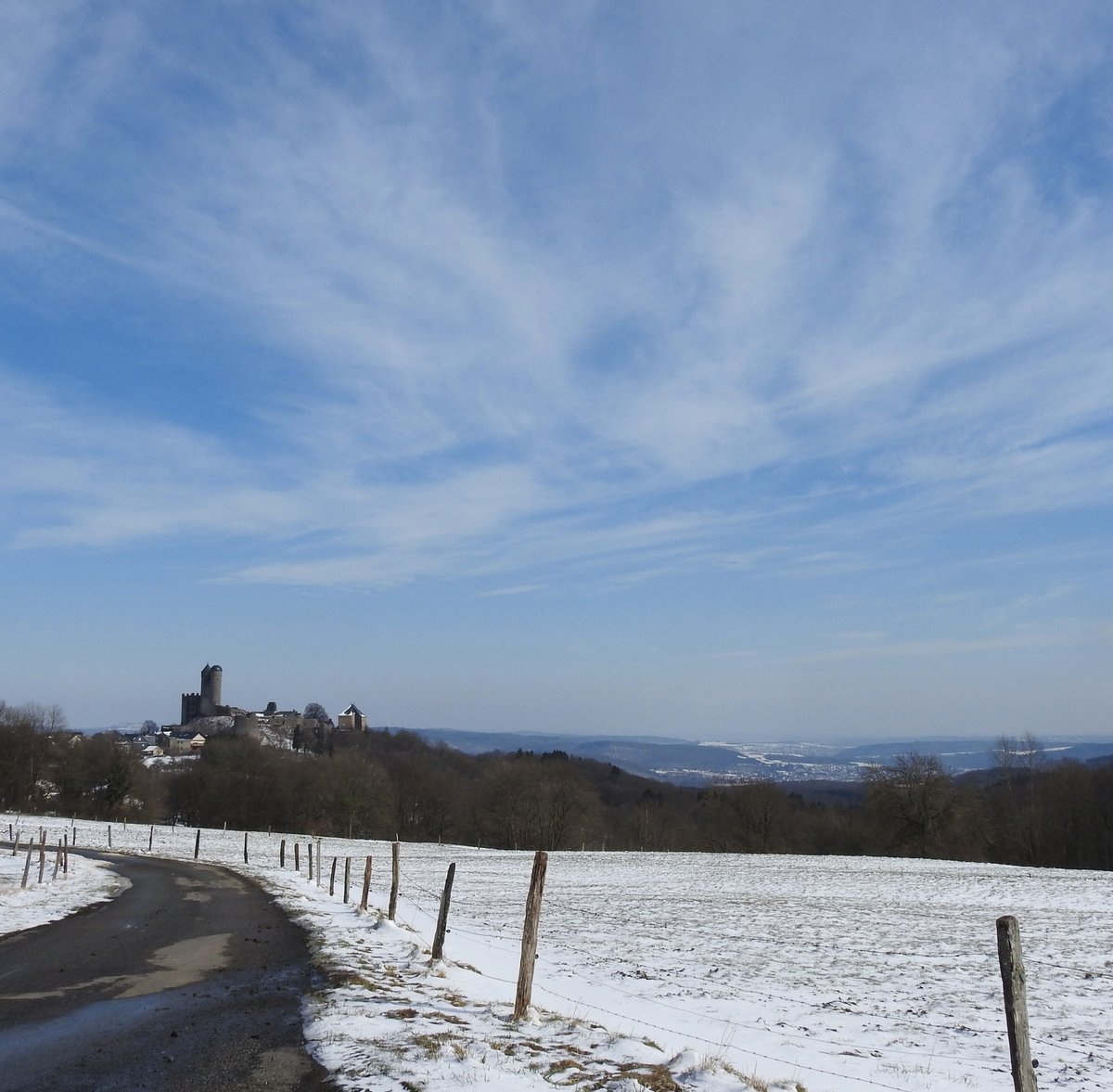 IM HESSISCHEN BERGLAND ZWISCHEN HERBORN UND WETZLAR MIT BURGRUINE GREIFENSTEIN
Zwischen HERBORN und WETZLAR liegt auf einem Bergrücken des DILL-WESTERWALDES
die Burgruine GREIFENSTEIN,mit 441 Meter über NN höchstgelegene
Burg des LAHN-DILL-KREISES...am 19.3.2018