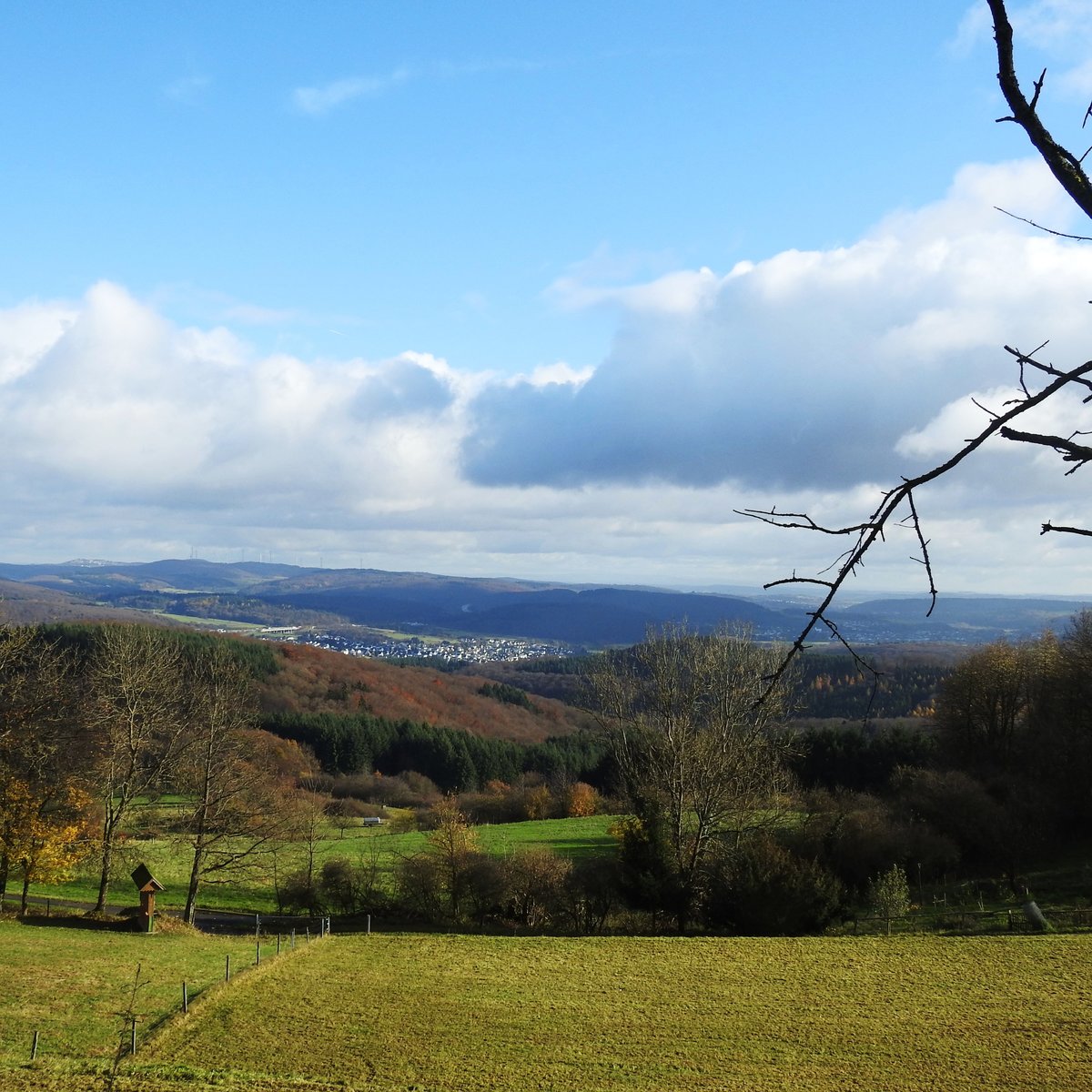 IM HESSISCHEN WESTERWALD BEI HERBORN/SINN
Aus etwa 440 Metern Höhe über NN fällt am 13.11.2017 der Blick von der Anhöhe
von Stadt und Ruine GREIFENSTEIN auf die Hügel des hessischen Westerwaldes...
Im Tal unten sind die nächsten Städte SINN und HERBORN....