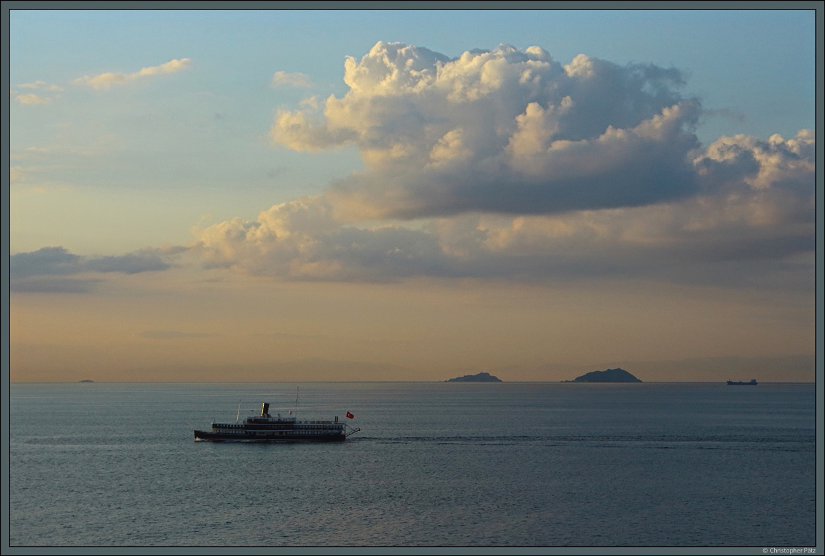 Im Marmara-Meer vor Istanbul liegen die Prinzeninseln, eine kleine Inselgruppe, die zugleich Stadtteil der Millionenstadt. Zahlreiche Fähren verbinden die Inseln auch am frühen Morgen schon mit dem Festland. (09.09.2019)