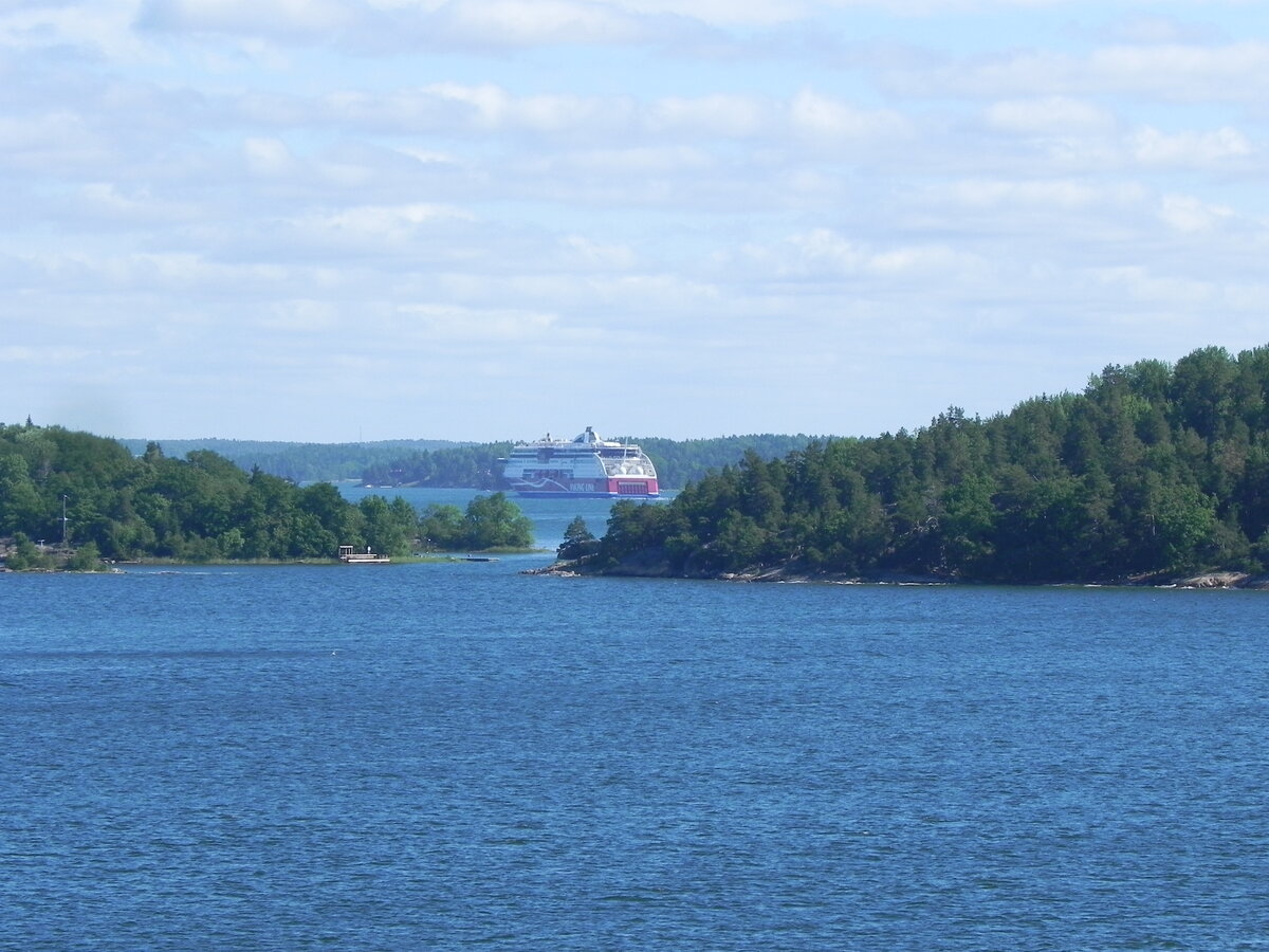 Im Schäregarten vor Stockholm am 03.07.2017. Im Hintergrund das Fährschiff VIKING GRACE, Baujahr 2013, IMO 9606900.