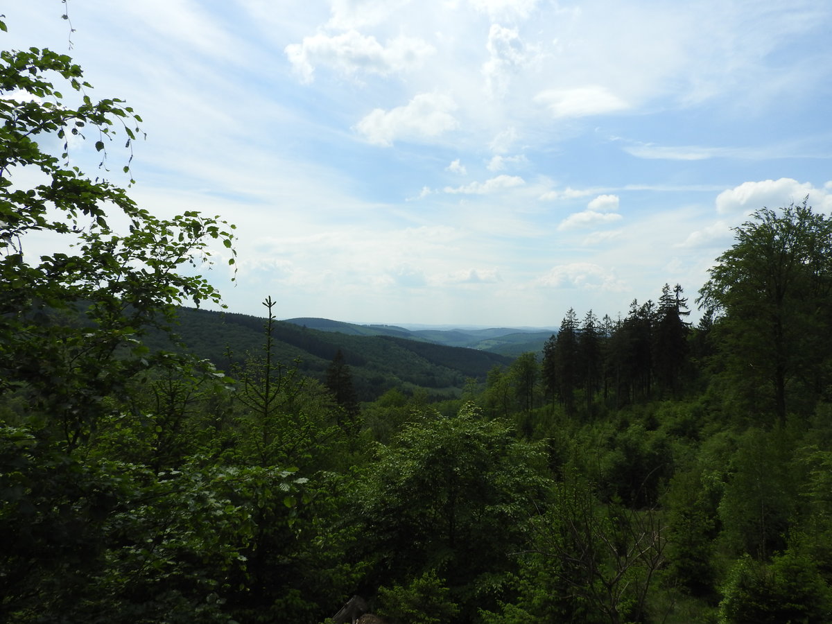 IM SIEGERLÄNDER ROTHAARGEBIRGE-ZWISCHEN WALD UND HIMMEL
Traumhafte Ausblicke bieten sich im Siegerländer ROTHAARGEBIRGE-hier oben liegt
das Quellgebiet von 3 bedeutenden Flüssen: SIEG-LAHN-EDER..
Unten im Tal,im kleinen Ort WALPERSDORF,raucht noch,wie vor Jahrhunderten,der
KOHLENMEILER,um HOLZKOHLE zu erzeugen....am 15.5.2018...