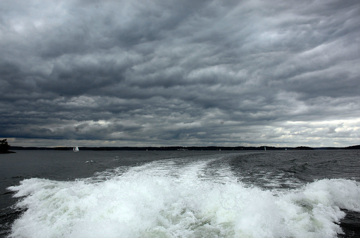 Im Stockholmer Schärenhof nördlich von Värmdö. Die Fähren der Waxholm-Linie fahren täglich, auch im Winter zu den Inseln und Schären in der Ostsee. 
Aufnahme: 26. Juli 2017.