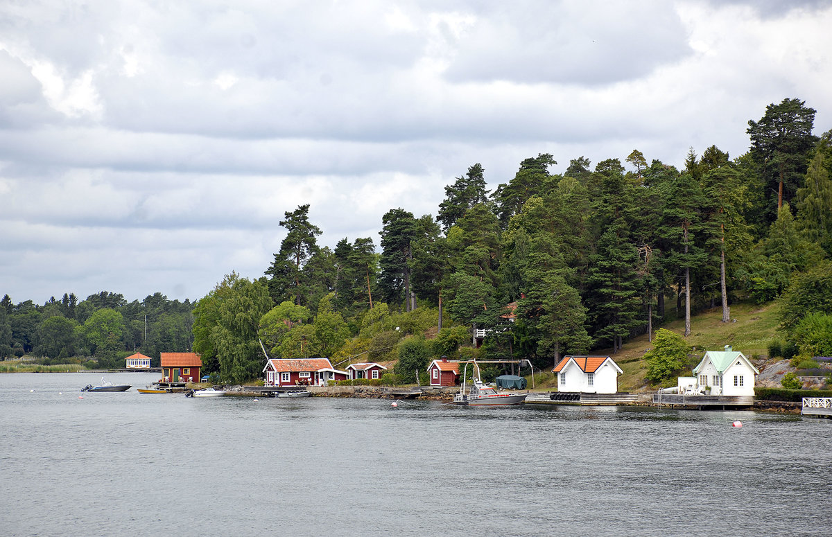 Im Stockholmer Schärenhof - Straße zwischen den Inseln Stegesund un Skarpö. Rechts im Bild: Holzhäuser auf der Insel Stegesund.
Aufnahme: 26. Juli 2017.