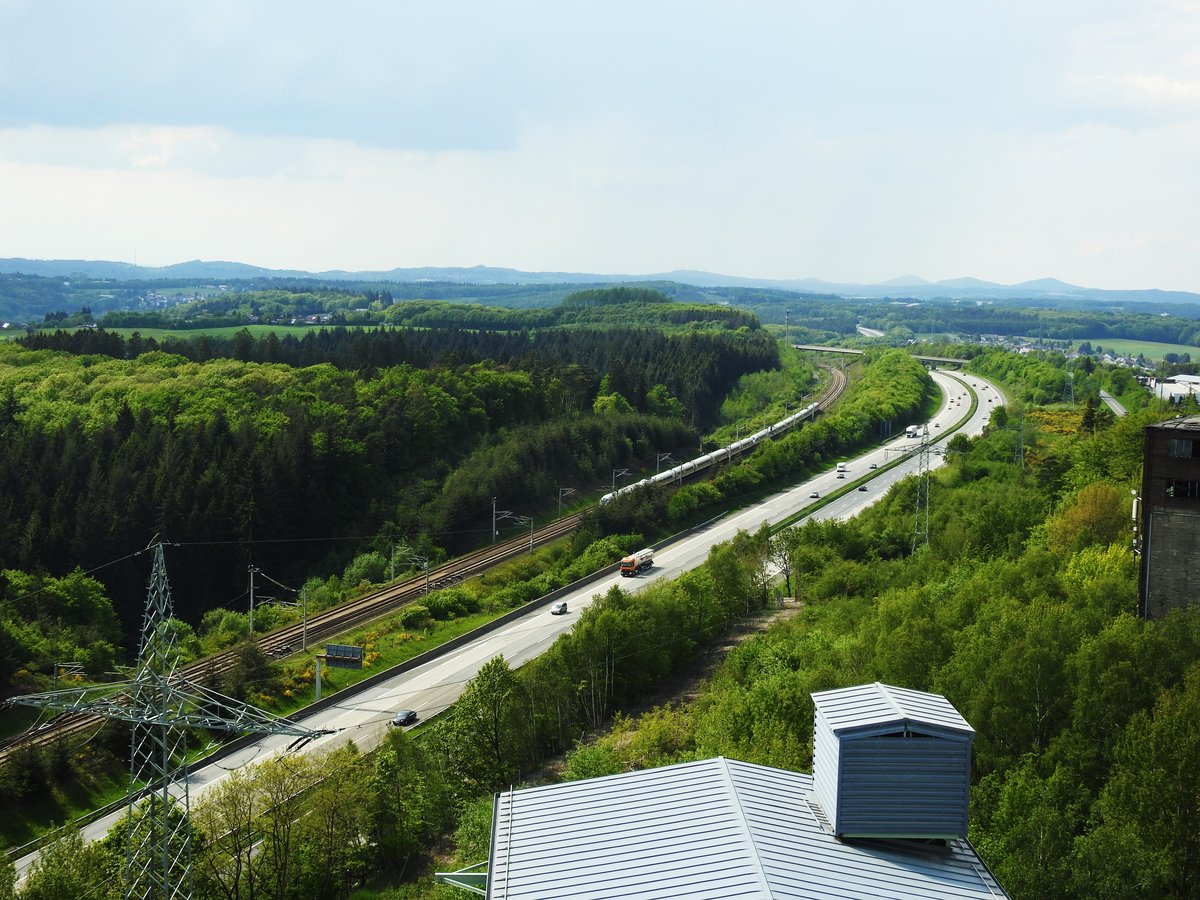 IM WESTERWALD-BLICK VOM FÖRDERTURM DER GRUBE  GEORG  BEI WILLROTH/WW.
Autofahrer auf der A3 KÖLN-FRANKFURT kennen bei DIERDORF/NEUWIED den Anblick des
Förderturmes der GRUBE GEORG,eines Industriedenkmals....Einmalige Aussichten von
oben erhält man bei Führungen mit Besteigung des Förderturms,hier am 18.5.2019
mit Blick auf die Autobahn A3,die ICE-Strecke KÖLN-FRANKFURT mit ICE und dem
SIEBENGEBIRGE im Hintergrund.....