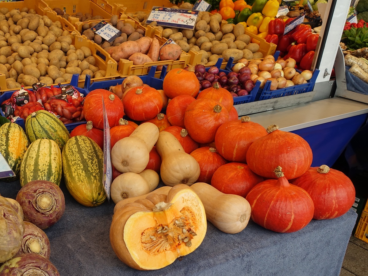 Impressionen des wunderschönen Herbstes. Er zeigt uns u.a. alle Genüsse an Obst und Gemüse. Hier am 30.9.2022 am Wochenmarkt Hamburg-Billstedt gesehen. Die „Gemüsehöker“ gaben mir sofort die Genehmigung zum Fotografieren und Veröffentlichen.