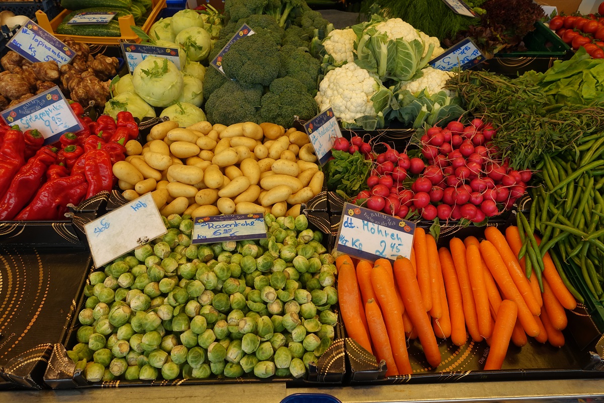 Impressionen des wunderschönen Herbstes. Er zeigt uns u.a. alle Genüsse an Obst und Gemüse. Hier am 30.9.2022 am Wochenmarkt Hamburg-Billstedt gesehen. Die „Gemüsehöker“ gaben mir sofort die Genehmigung zum Fotografieren und Veröffentlichen.