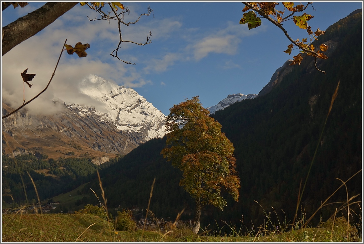 In den Bergen der erste Schnee, im Tal herbstlich verfärbte Bäume.
Bei Leukerbad ist der Jahreswechsel gut zu sehen.
(09.10.2017)