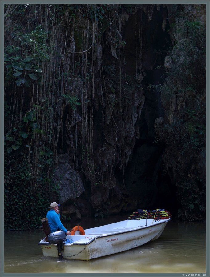 In der Cueva del Indio verläuft ein unterirdischer Fluss, der zu einem Teil mit Motorbooten befahren wird. Zu sehen ist der nördliche Eingang der Höhle (Viñales, 20.03.2017)