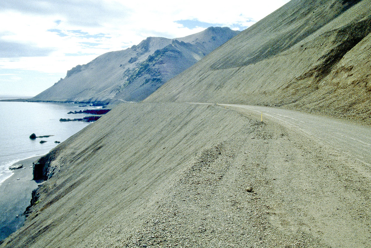 In Island gibt es eine Hauptstraße, die Straße Nummer 1. Diese Ringstraße führt einmal rund um die Insel. Auf dem Foto ist der Küstenweg in Austurland zu sehen. Bild vom Dia. Aufnahme: Juli 1995.